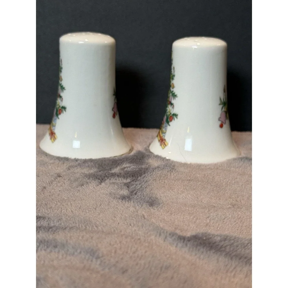 Vintage Lefton salt and pepper shakers Christmas tree Holly retro‎ cottage Farm